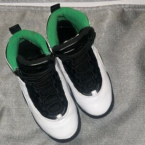 Jordan 10s Retro Seattle size 5.5y….